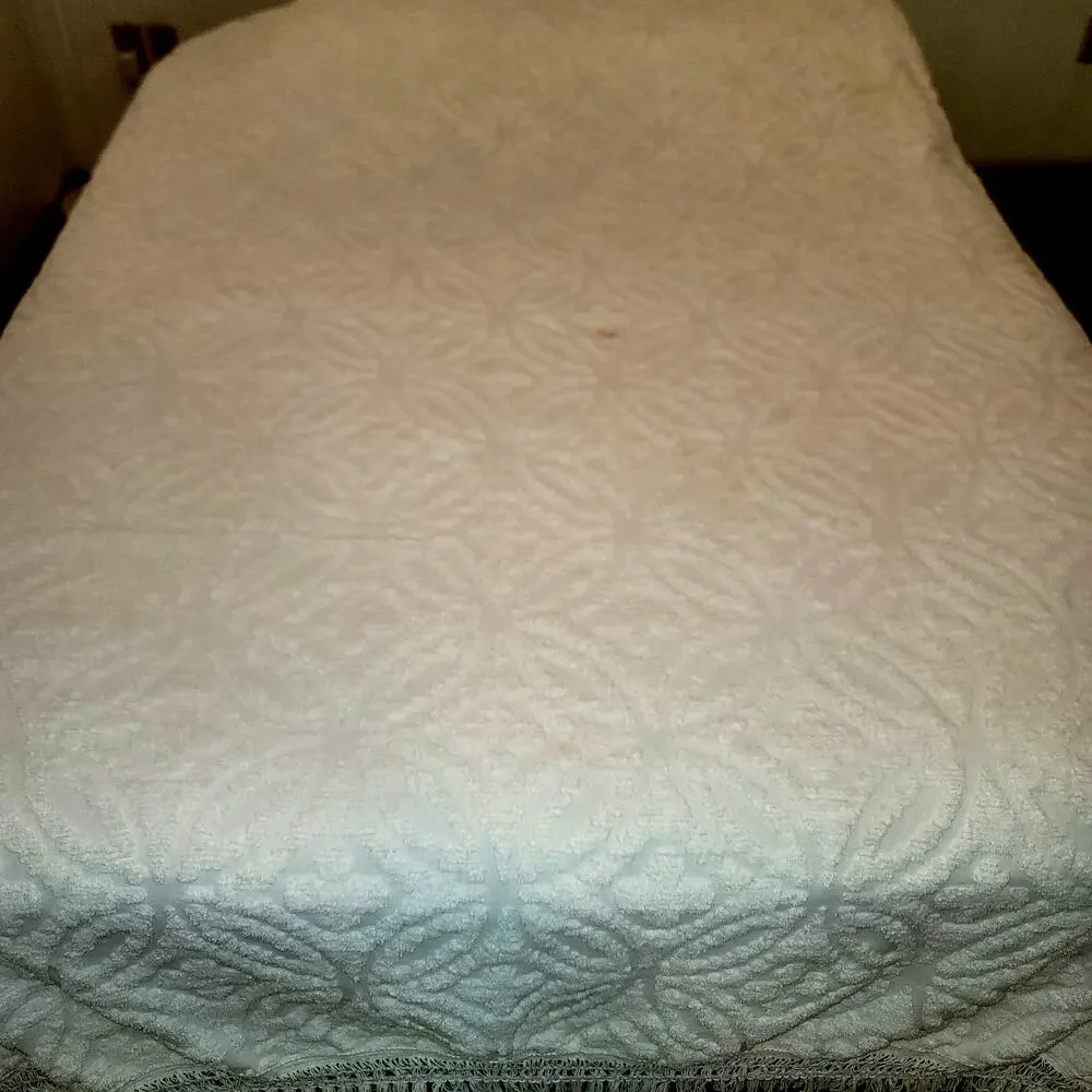 VINTAGE Queen White Cotton Chenille fringed blanket Rounded hem 100
